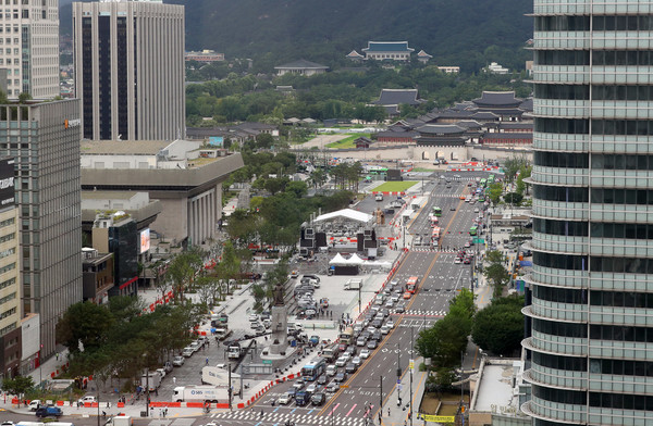 새 광화문광장 개장을 하루 앞둔 5일 오전 서울 종로구 광화문 광장에서 공사 관계자들이 마무리 작업을 하고 있다. 2022.08.05.
