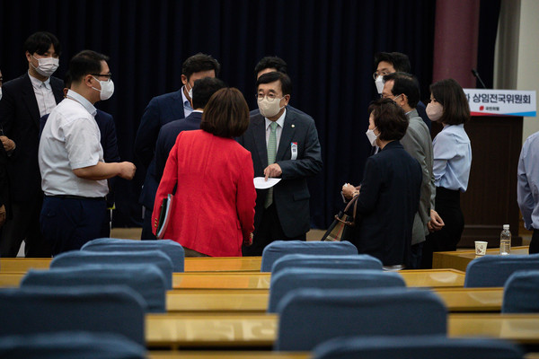 서병수 국민의힘 상임전국위원회 의장이 5일 서울 여의도 국회 의원회관에서 열린 제4차 상임전국위원회를 마친 후 위원들과 대화하고 있다.2022.08.05 / 사진=[공동취재사진]