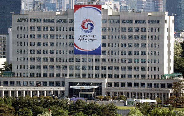 제20대 대통령 취임식을 하루 앞둔 9일 오전 서울 용산구 대통령실 청사에 새 정부 슬로건 '다시, 대한민국! 새로운 국민의 나라' 현수막이 게시돼 있다. 2022.05.09.