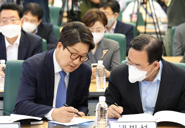 권성동 국민의힘 대표 직무대행 겸 원내대표가 14일 서울 여의도 국회 의원회관에서 열린 산업 디지털 전환 국회 포럼 ‘ON 미래, 산업 디지털 전환’에 참석해 주호영 의원과 대화하고 있다.2022.07.14 / 사진=[공동취재사진]