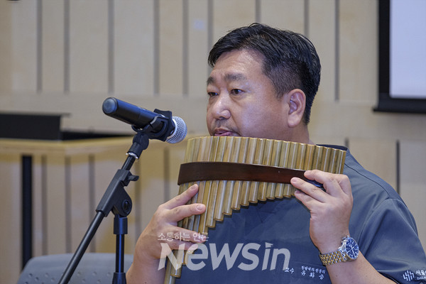 ▲유화승 서울한방병원 원장이 팬플룻을 연주하고 있다. (사진=민경찬 기자)