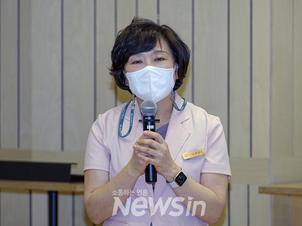 ▲강연옥 간호부장이 환자들에게 인사말을 하고 있다. (사진=민경찬 기자)