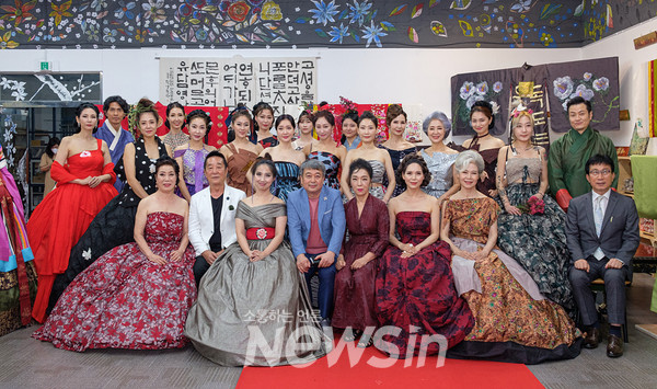 ▲디자이너 이순화(앞줄 오른쪽 세 번째)와 서부재활체육센터 황요섭 관장(앞줄 가운데)가 런웨이를 마친 후 모델들과 기념 촬영을 하고 있다. (사진=민경찬 기자)