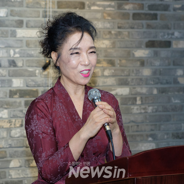 ▲이순화 디자이너가 전통의상 전시회 개막식에서 인사말을 하고 있다. (사진=민경찬 기자)