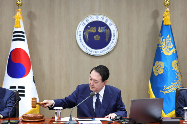 윤석열 대통령이 12일 서울 용산 대통령실 청사에서 열린 임시 국무회의를 주재하고 있다.2022.08.12 / 사진=[대통령실 제공]