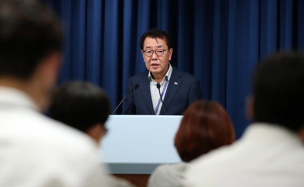 최영범 홍보수석이 27일 서울 용산 대통령실 청사 브리핑룸에서 윤석열 대통령과 권성동 국민의힘 당대표 직무대행 겸 원내대표의 문자 메시지 관련 질문에 답변하고 있다. 2022.07.27 / 사진=[뉴시스]