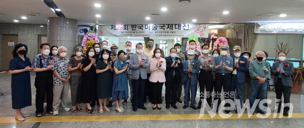 제29회 한국미술국제대전 초대작가전, 해외작가전, 공모전 수상작가전, 부스전이 11일 서울 용산구 용산 아트홀에서 개막 참여 작가들과 박희영 용산구청장과 기념 촬영(사진=정경호 기자)