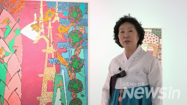 작품 색감과 한복이 잘 어울리는 류성남 작가(사진=정경호 기자)