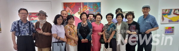 한국미술아트피아회 회원 13명이 류성남가 개인전 전시장을 찾아주었다. (우) 선학균 한국미술협회 고문, 문혜경 한국미술협회 서양화 분과 부위원장, 한국미술아트피아회 홍승욱 회장 등이 단체사진을 촬영하고 있다(사진=정경호 기자)