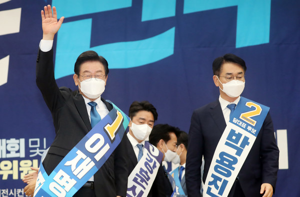 더불어민주당 이재명 후보가 13일 부산 동구 부산항컨벤션센터에서 8·28 전당대회 부산·울산·경남지역 권리당원 투표결과 압승을 거두자 손을 들어 지지자들에게 인사하고 있다. 2022.08.13 / 사진=[뉴시스]