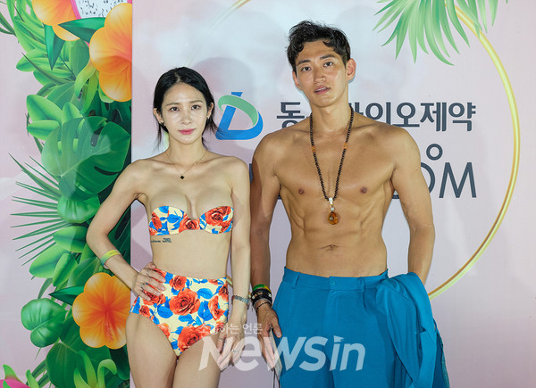 ▲메타박스 천재현 부대표(오른쪽)와 전 가비앤제이 멤버인 가수 노시현이 포토존에서 사진을 찍고 있다. (사진=민경찬 기자)