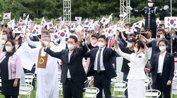 윤석열 대통령과 부인 김건희 여사가 15일 서울 용산 대통령실 잔디마당에서 열린 제77주년 광복절 경축식에서 참석자들과 함께 만세 삼창을 하고 있다. 2022.08.15 / 사진=[뉴시스]