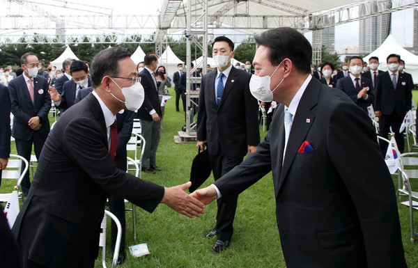 윤석열 대통령이 15일 서울 용산 대통령실 잔디마당에서 열린 제77주년 광복절 경축식을 마친 후 주호영 국민의힘 비상대책위원장과 악수하고 있다. 2022.08.15 / 사진=[뉴시스]