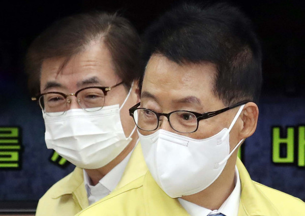 박지원 국정원장과 서훈 국가안보실장이 3일 서울 종로구 세종로 정부서울청사에서 열린 중앙통합방위회의에 참석하고 있다.2021.02.03 / 사진=[공동취재사진]