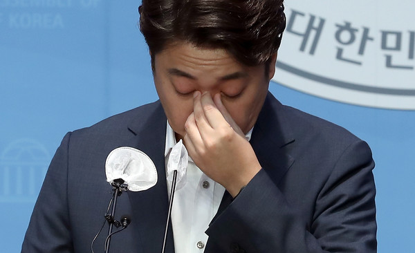 이준석 국민의힘 대표가 13일 오후 서울 여의도 국회 소통관에서 기자회견을 열고 발언 도중 눈물을 닦고 있다. 2022.08.13 / 사진=[뉴시스]