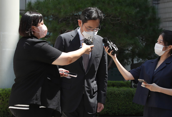 이재용 삼성전자 부회장이 12일 오후 서울 서초구 서울중앙지방법원에서 열린 회계부정, 부당합병 혐의 관련 1심 속행공판에 출석했다가 법원을 나서며 '광복절 복권'과 관련한 취재진의 질문에 "국가 경제 위해 열심히 뛰겠다"고 답하며 고개 숙여 인사하고 있다. 2022.08.12 / 사진=[뉴시스]