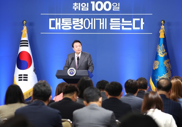 윤석열 대통령이 17일 서울 용산 대통령실 브리핑룸에서 열린 취임 100일 기자회견에 입장하고 있다.2022.08.17 / 사진=[대통령실통신사진기자단]