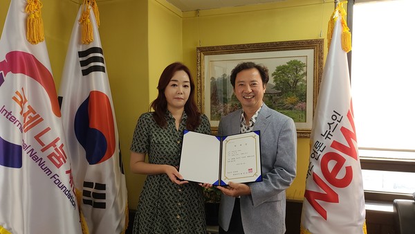 예음C&C 임지영 부대표(왼쪽)가 최명규 뉴스인미디어 대표와 기념촬영을 하고 있다. (사진=정경호 기자)