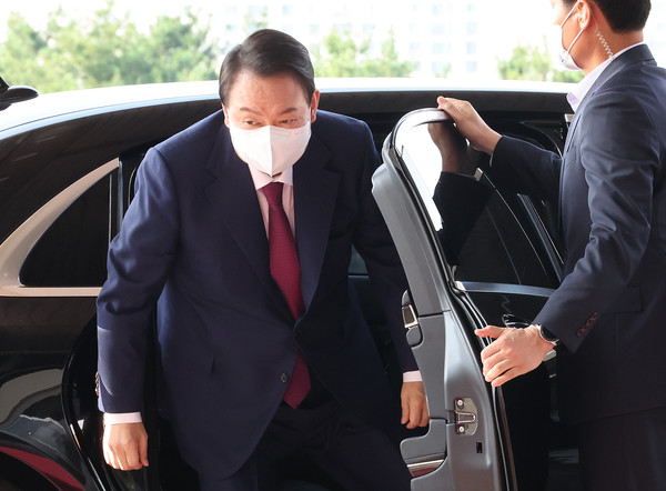 윤석열 대통령이 18일 서울 용산 대통령실 청사로 출근하고 있다.2022.08.18 / 사진=[대통령실통신사진기자단]