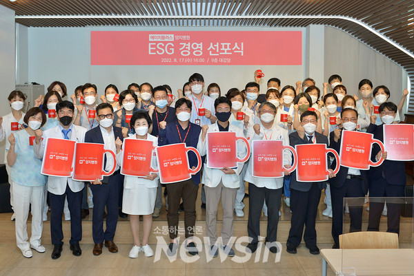 ▲H+ 양지병원 김상일 병원장(오른쪽 다섯 번째)가 의료진, 임직원 등과 함께 ‘ESG 경영 선포식’에서 재활용 머그컵 사용 캠페인을 펼치고 있다. (사진=H+ 양지병원)