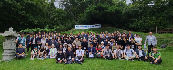 민족 화해 협력 범국민 협의회, 팔도강산 준비 위원회 회원들이 한자리에 모여 단체 사진 촬영을 하고 있다(사진=정경호 기자)