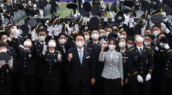 윤석열 대통령과 부인 김건희 여사가 19일 충북 충주 중앙경찰학교 대운동장에서 열린 중앙경찰학교 310기 졸업식에서 신임 경찰들과 기념촬영을 하고 있다. 2022.08.19 / 사진=[뉴시스]