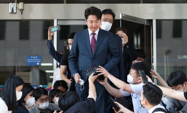 이준석 국민의힘 전 대표가 17일 오후 서울남부지법에서 당 비상대책위원회 효력을 정지해달라며 낸 가처분 신청 사건의 심문을 마치고 나와 취재진의 질문을 듣고 있다.2022.08.17 / 사진=[공동취재사진]