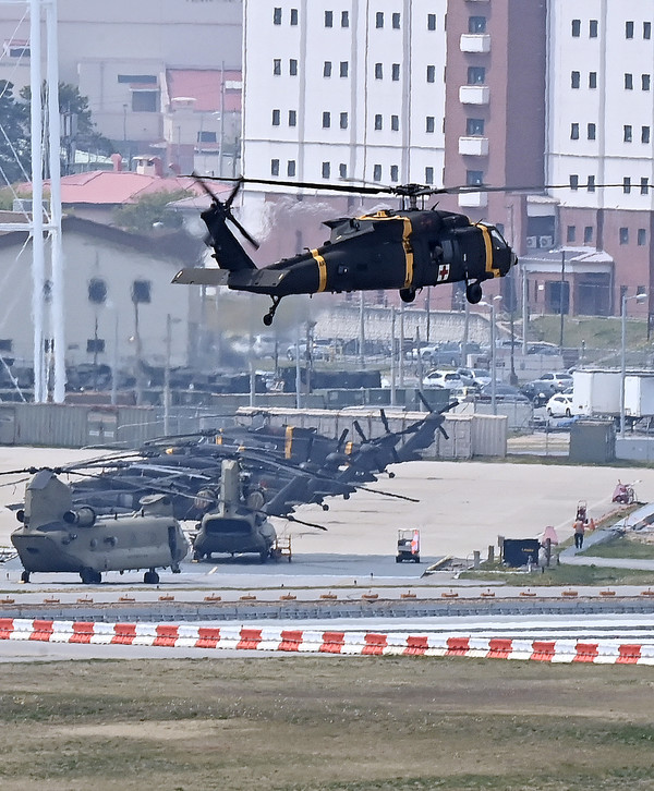 한미연합훈련이 시작된 18일 경기도 평택시 캠프 험프리스에서 미군 헬기가 착륙하고 있다. 이번 훈련은 전쟁 발발 상황을 가정한 방어(1부)와 반격(2부) 등의 시나리오를 바탕으로 시행하는 컴퓨터 시뮬레이션 방식의 지휘소연습(CPX)으로 진행되며 실제 장비와 병력은 동원되지 않는다. 2022.04.18 / 사진=[뉴시스]