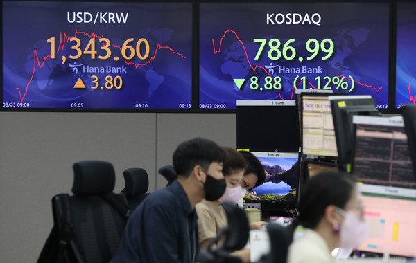 코스피가 전 거래일(2462.50)보다 13.19포인트(0.54%) 내린 2449.31에 개장한 23일 오전 서울 중구 하나은행 딜링룸 전광판에 지수가 표시되고 있다. 코스닥지수는 전 거래일(795.87)보다 5.92포인트(0.74%) 하락한 789.95에, 서울 외환시장에서 원·달러 환율은 전 거래일(1339.8원)보다 2.0원 오른 1341.8원에 출발했다. 2022.08.23 / 사진=[뉴시스]