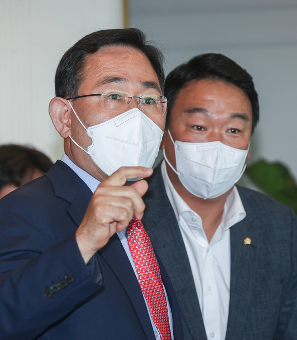 주호영 국민의힘 비상대책위원장이 23일 서울 여의도의 한 식당에서 열린 상임고문단 회의에서 정희용 비대위원장 비서실장과 대화를 나누고 있다. 2022.08.23 / 사진=[국회사진기자단]