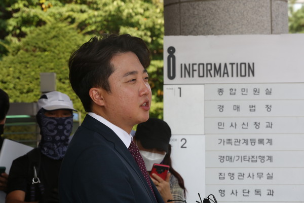 이준석 국민의힘 전 대표가 17일 오후 서울 양천구 서울남부지법에서 주호영 비상대책위원회체제를 상대로 제기한 효력 정지 가처분신청과 관련해 법원 심리를 마친 후 취재진의 질문에 답하고 있다. 2022.08.17 / 사진=[국회사진기자단]