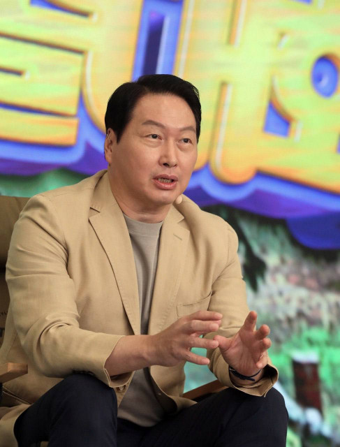 최태원 SK 회장이 ‘이천포럼 2022’ 마무리 세션에 참석해 임직원들과 ESG 경영을 강화하는 방안에 대해 이야기를 나누고 있다