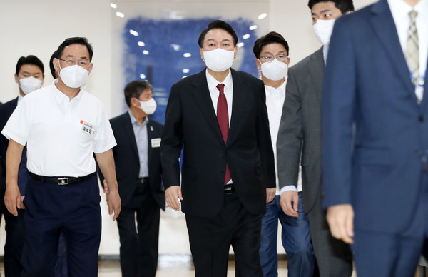 윤석열 대통령이 25일 충남 천안 재능교육연구원에서 열린 국민의힘 국회의원 연찬회에 참석하고 있다. 2022.08.25 / 사진=[뉴시스]