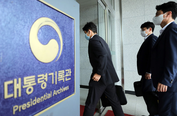 검찰이 '탈북어민 강제북송' 관련 사건을 수사 중인 검찰이 19일 오후 세종시 어진동 대통령기록관 압수수색을 위해 들어가고 있다. 2022.08.19 / 사진=[뉴시스]