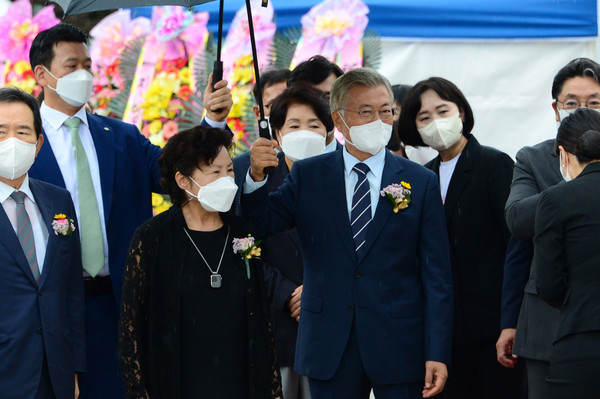1일 오전 문재인 전 대통령과 김정숙 여사, 권양숙 여사가 경남 김해시 진영읍 봉하마을에서 열린 노무현 기념관 개관식에 참석하고 있다. 2022.09.01 / 사진=[뉴시스]
