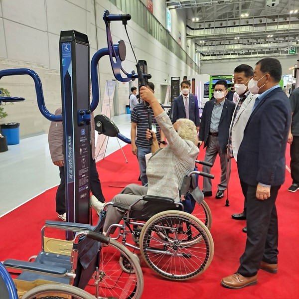 한 장애인이 운동기구를 시연하고 있다. (사진=장고협)