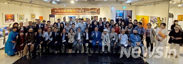 제1회 서울-한강 비엔날레 출품 작가 임원진이 한자리에 모여 단체 촬영을 하고 있다(사진=정경호 기자)