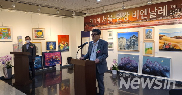 (사)한국국제문화포럼 회장 송수근, 제1회 서울-한강 비엔날레 개막식에서 인사말을 하고 있다(사진=정경호 기자)