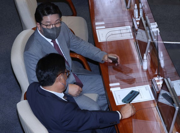 권성동 국민의힘 원내대표와 정진석 국회부의장이 7일 서울 여의도 국회에서 열린 본회의에서 대화하고 있다.2022.09.07 / 사진=[공동취재사진]