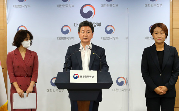 한창섭 행정안전부 차관이 7일 오후 서울 종로구 정부서울청사 브리핑실에서 정부위원회 636개 중 246개(39%) 폐지, 통합하는 정비방안 브리핑을 하고 있다. 2022.09.07 / 사진=[뉴시스]