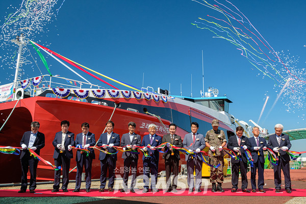 ▲고려고속훼리 김승남 대표(왼쪽 여섯 번째)와 참석자들이 코리아프라이드호 취항 테이프 커팅을 하고 있다. (사진=민경찬 기자)