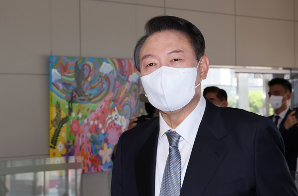 윤석열 대통령이 8일 서울 용산 대통령실 청사로 출근하며 취재진 질문에 답하고 있다.2022.09.08 / 사진=[대통령실통신사진기자단]