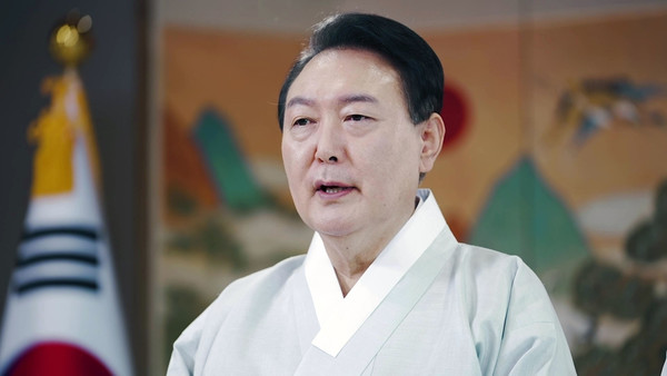 윤석열 대통령 부부가 9일 추석 인사 영상 메시지를 공개했다.2022.09.09 / 사진=[대통령실 제공]