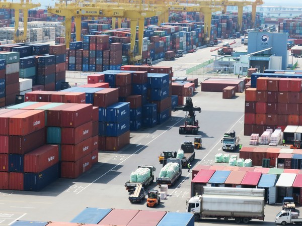 1일 오후 인천 연수구 인천신항컨테이너 터미널이 분주한 모습을 보이고 있다. 산업통상자원부가 이날 발표한 '2022년 8월 수출입 동향' 자료에 따르면 지난달 수출액은 566억7000만 달러로, 지난해 같은 기간(532억 달러) 기록한 최고 실적을 웃돌며 역대 8월 최고 실적을 경신했다. 하지만 우리나라 무역수지(수출액-수입액)가 수출 실적 최고기록 달성에도 글로벌 금융위기 이후 처음으로 5개월 연속 적자를 기록했다. 2022.09.01.