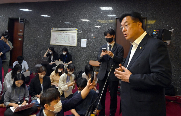 정진석 국민의힘 비상대책위원장이 13일 오전 국회 대표실로 출근해 기자들의 질문에 답하고 있다.2022.09.13 / 사진=[공동취재사진]