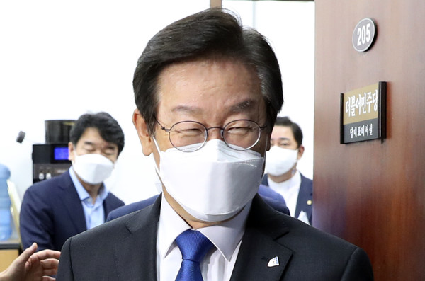 이재명 더불어민주당 대표가 12일 오후 서울 여의도 국회 당대표실에서 비공개회의를 마친 뒤 대표실을 나서고 있다. 2022.09.12 / 사진=[뉴시스]