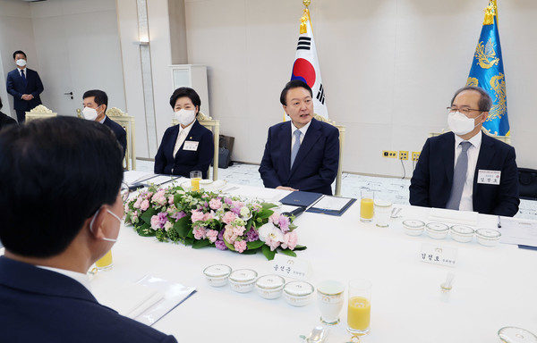 윤석열 대통령이 14일 서울 용산 대통령실 청사에서 열린 반도체산업 경쟁력 강화 특위 초청 오찬 간담회에서 발언하고 있다.2022.09.14 / 사진=[대통령실통신사진기자단]