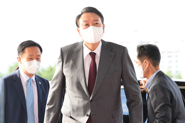 윤석열 대통령이 15일 서울 용산 대통령실 청사로 출근하고 있다.2022.09.15 / 사진=[대통령실통신사진기자단]