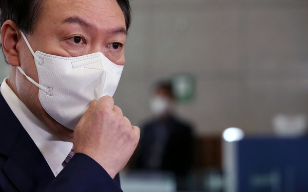 윤석열 대통령이 16일 서울 용산 대통령실 청사로 출근해 취재진 질문을 들으며 마스크를 고쳐쓰고 있다. 2022.09.16.