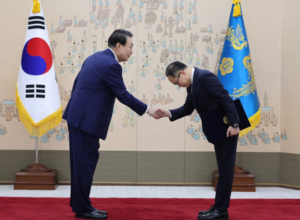 윤석열 대통령이 16일 서울 용산 대통령실에서 이원석 검찰총장에게 임명장을 수여한 뒤 악수하고 있다.2022.09.16 / 사진=[대통령실통신사진기자단]